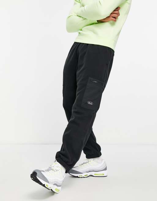 Nike SB - Therma-FIT Winterized sorte cargo-joggingbukser i polar-fleece