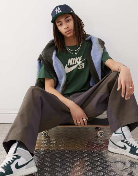 Nike SB – Zielony T-shirt z logo na środku - view 1
