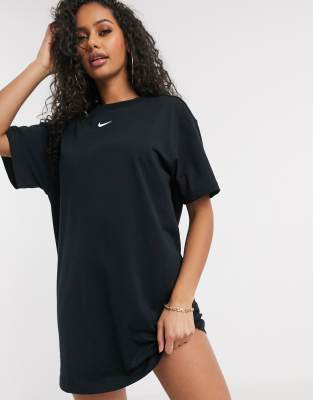 Nike - Schwarzes T-Shirt-Kleid in Oversize-Passform mit kleinem Swoosh-Logo