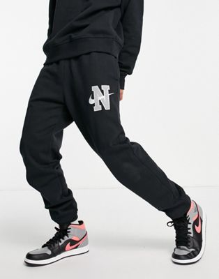 Nike – Schwere Jogginghose in Schwarz mit Retro-Logo und Bündchen