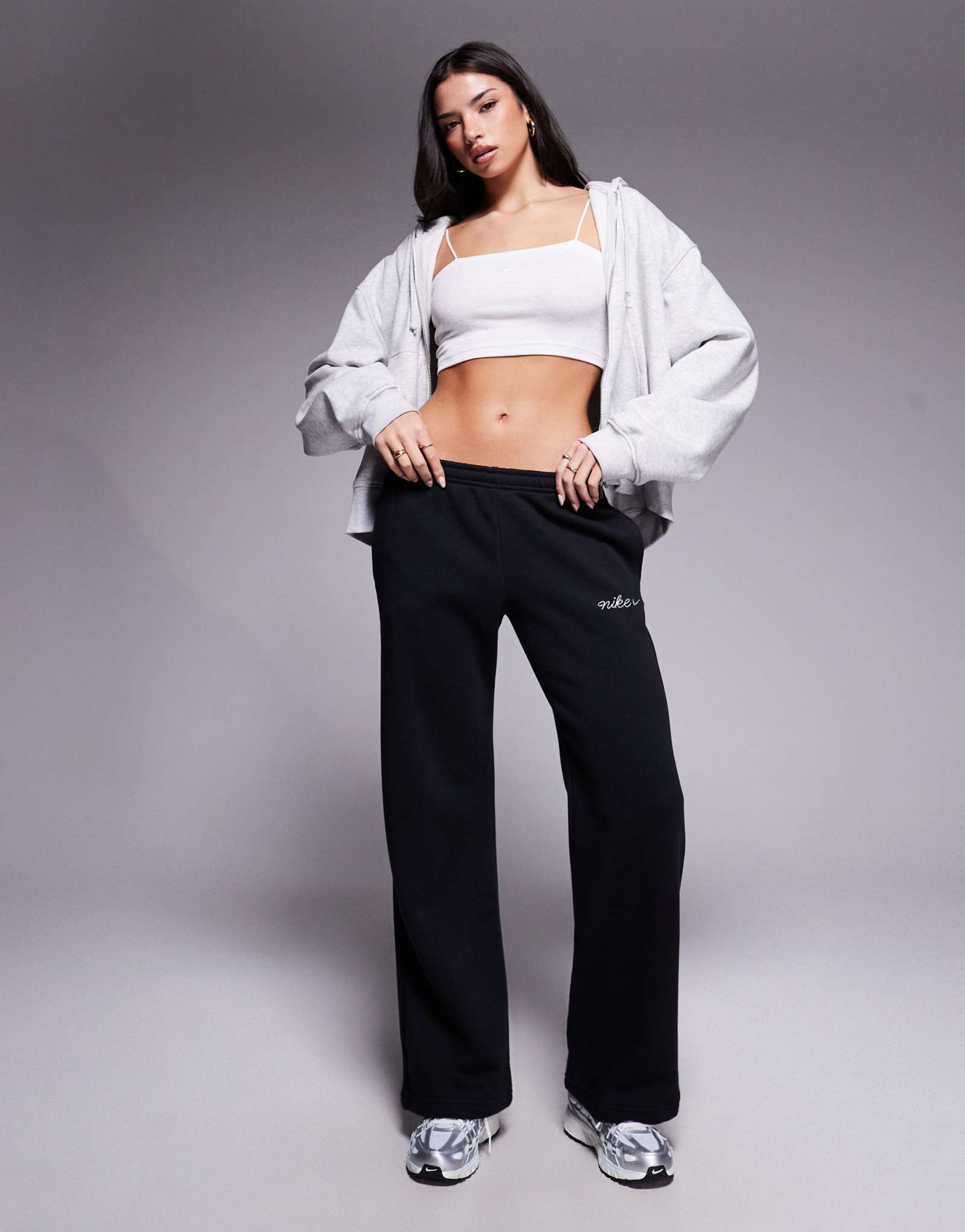 Спортивные брюки с прямыми штанинами и логотипом Nike script черного цвета