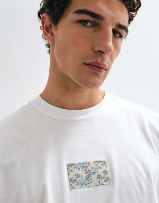 Nike short-sleeved t-shirt in white with floral patch, 2 of 9