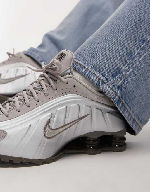 Nike – Shox R4 – Bruna och silverfärgade sneakers, 3 av 5