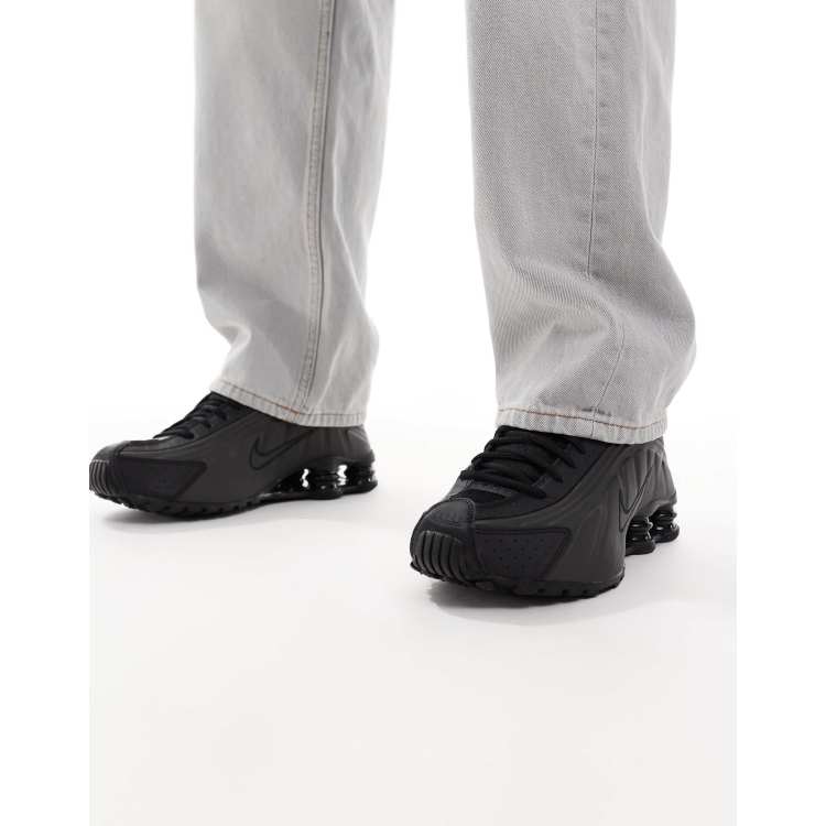 【在庫あり】 Nike ASOS | black in sneakers R4 Shox 靴