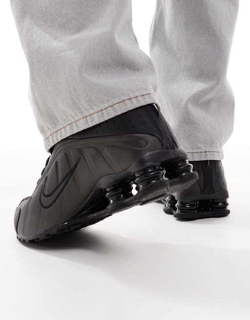 Nike Shox R4 sneakers in black