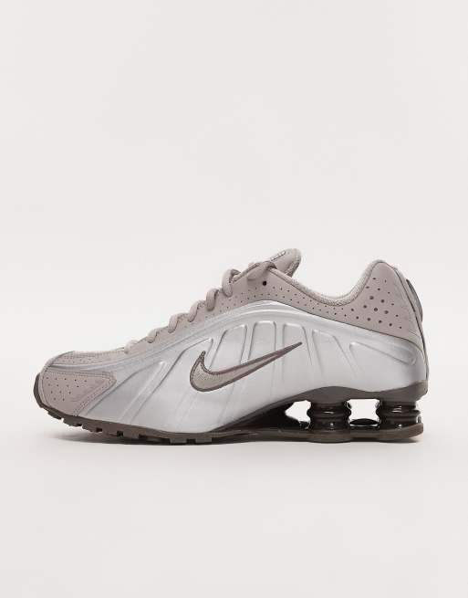 Nike Shox R4 - Sneakers in bruin en zilver, 2 van 5