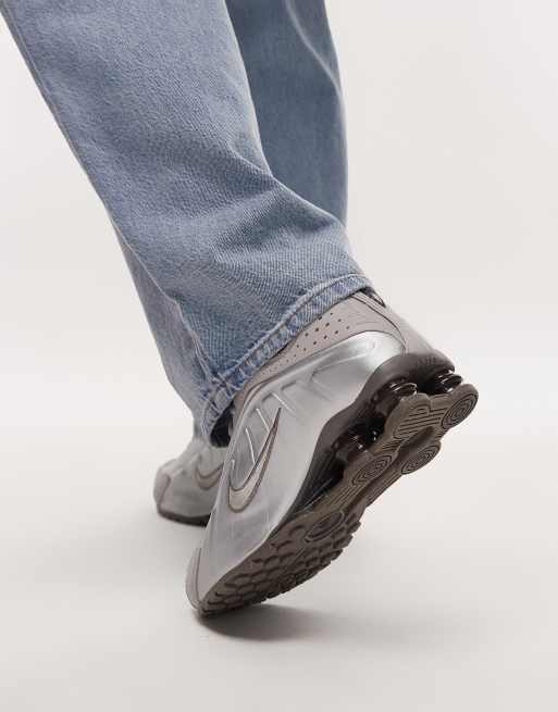 Nike Shox R4 - Sneakers in bruin en zilver, 5 van 5