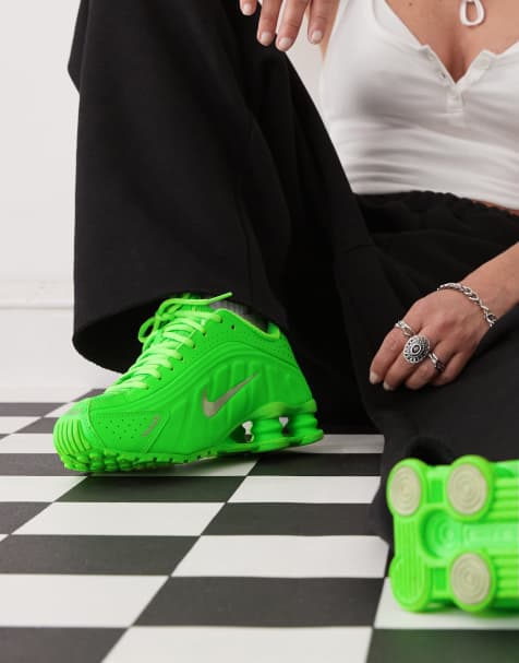 Nike Shox R4 sneakers in green - view 1