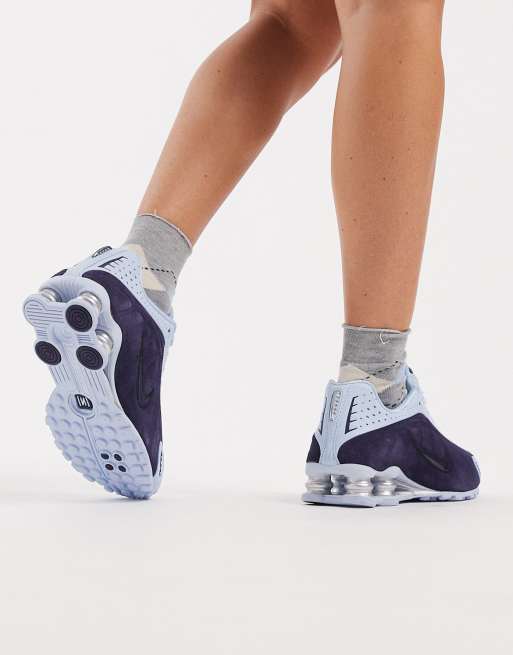 Nike Shox R4 sneakers in light blue and navy, 4 of 5