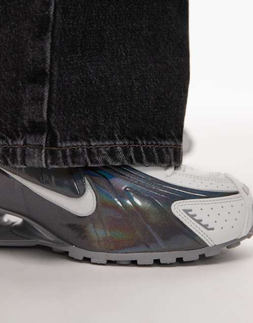Nike Shox R4 sneakers in white and purple, 4 of 5