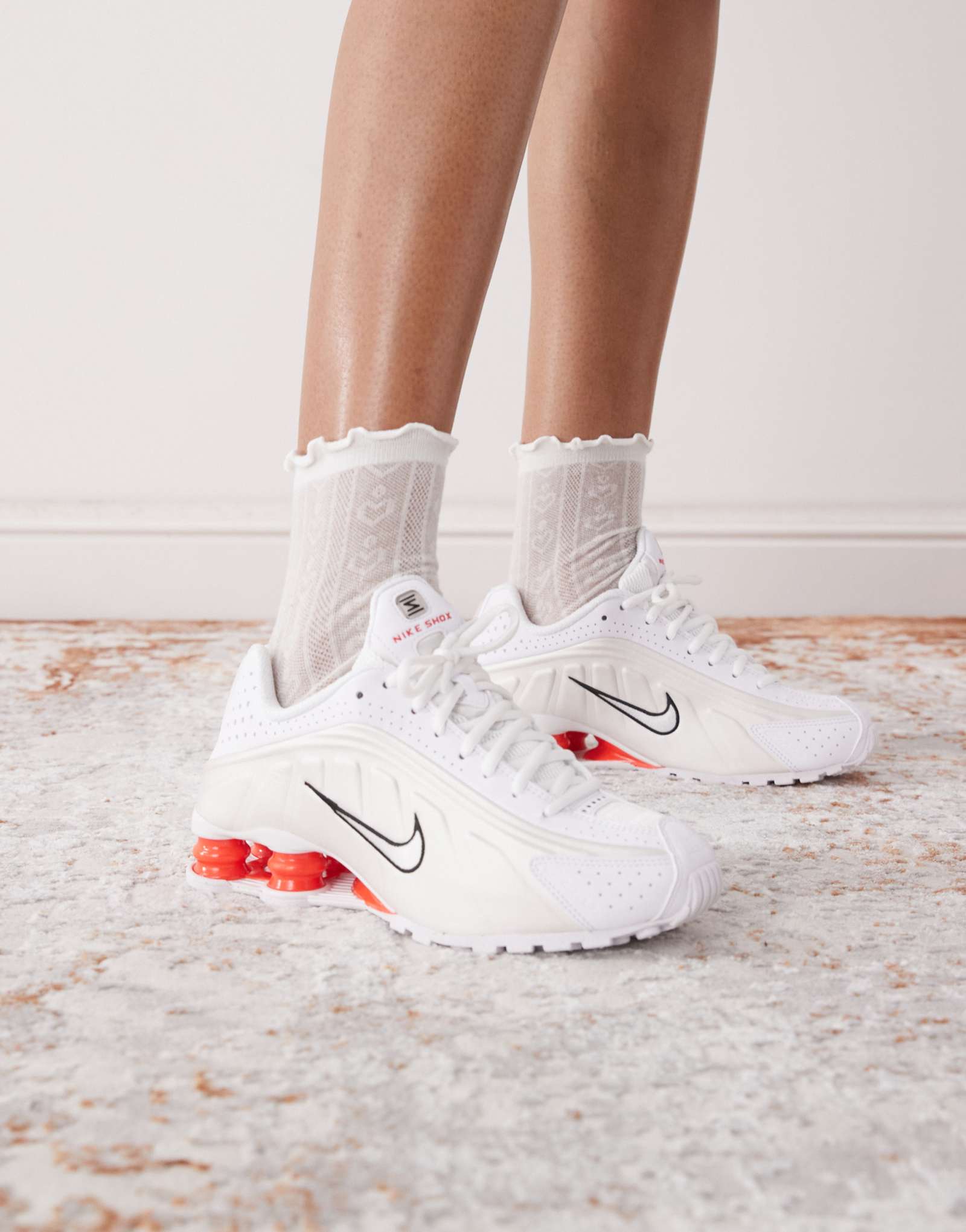 Кроссовки Nike Shox R4 белого и красного цветов