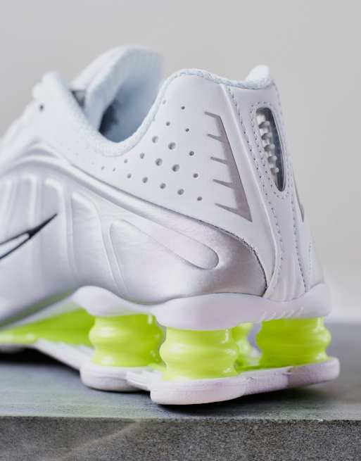Nike Shox R4 Sneakers in wit en zilver ASOS