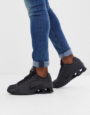 Nike - Shox R4 - Sneakers in zwart