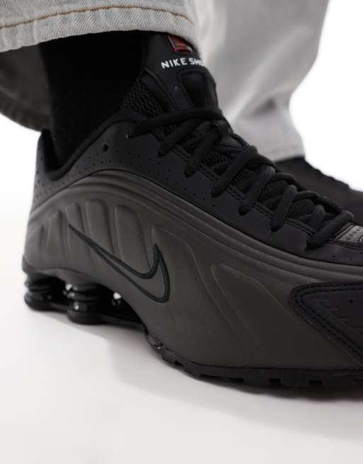Nike Shox R4 Sneakers in zwart ASOS