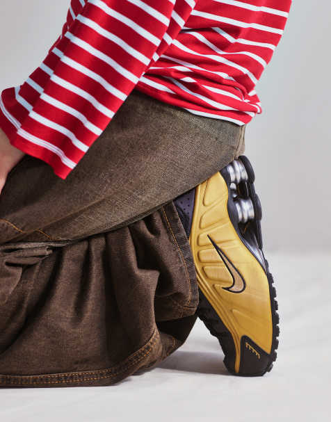 Nike - Shox R4 - Sneakers nere e oro - view 1