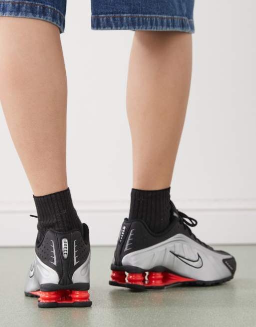 HOT Nike Shox R4 Nike Silver Tutte Nere Nike Shox R4 Sneakers