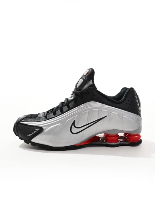 Nike – Shox R4 – Srebrne metaliczne buty sportowe z czerwonymi