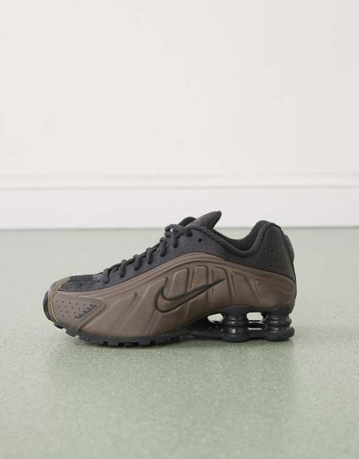 Nike Shox R4 trainers in black and brown