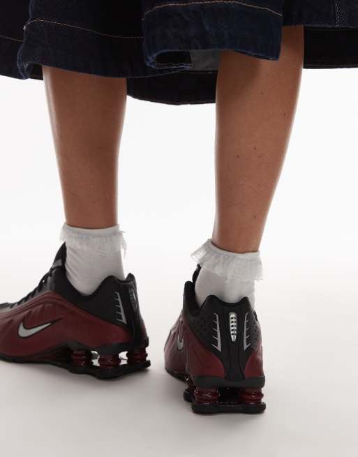 Nike Shox R4 trainers in black and red, 4 of 5