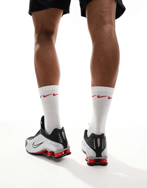 靴 Nike Shox R4 \"llic Silver/Red\" 2024 Nike Shox R4 trainers in metallic silver and red | ASOS