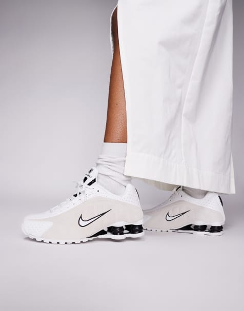 Nike - Shox R4 - Uniseks sneakers in wit en beige - view 1