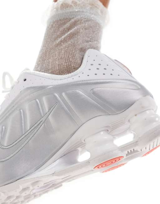 Nike Shox R4 trainers in white