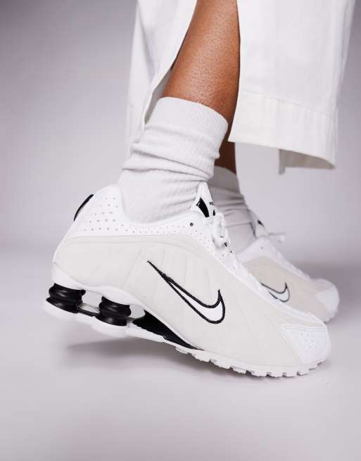 Nike – Shox R4 – Unisex-modell – Vita och beige träningsskor, 4 av 5