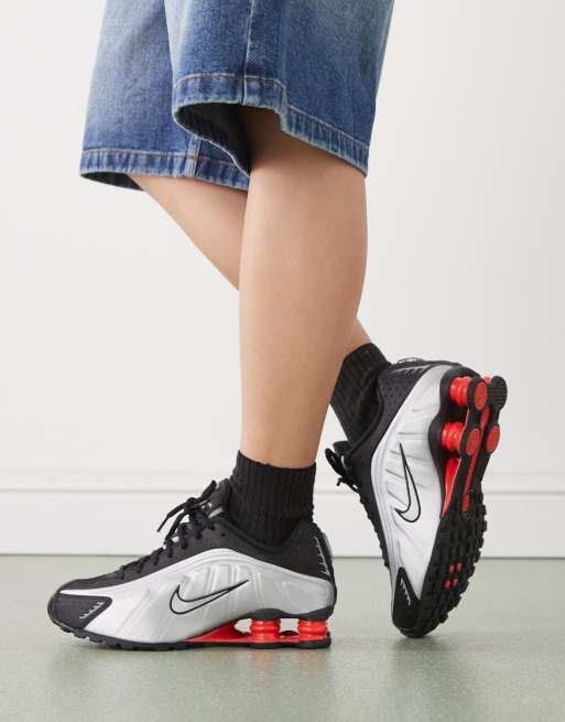 Nike – Shox R4 – Unisex – Svarta och silverfärgade träningsskor , 5 av 5