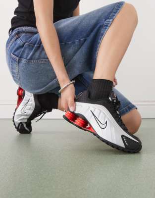 Nike Shox R4 unisex trainers in black and silver - view 1