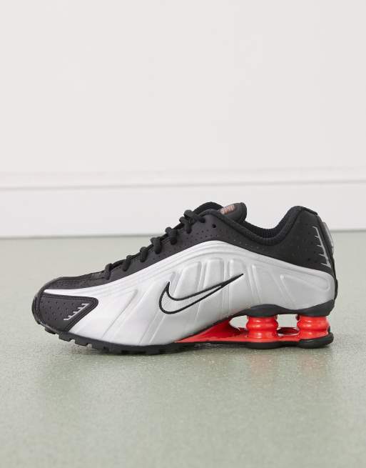 Nike Shox R4 unisex trainers in black and silver , 2 of 5