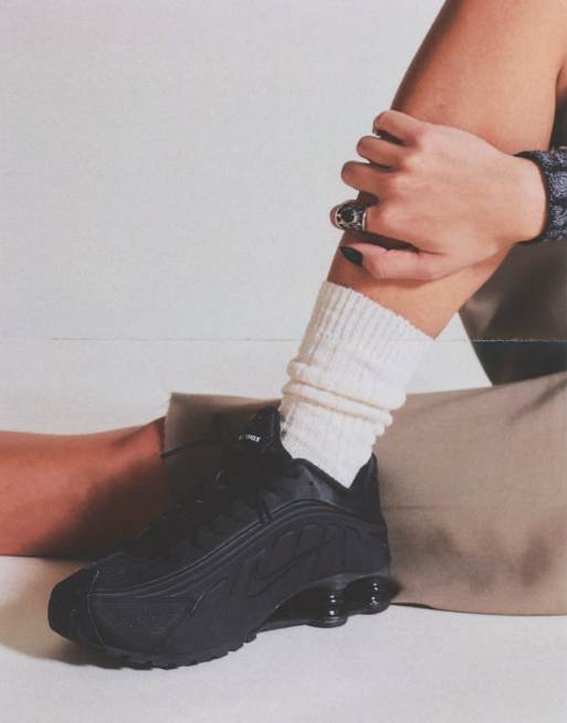 Nike Shox R4 unisex trainers in black , 2 of 5