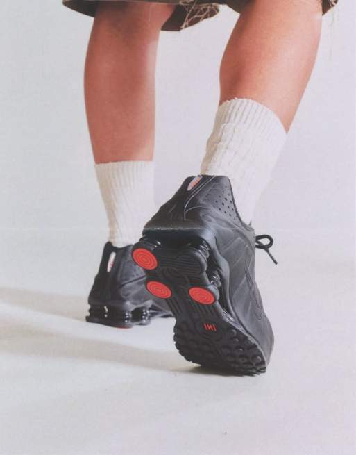 Nike Shox R4 unisex trainers in black , 3 of 5