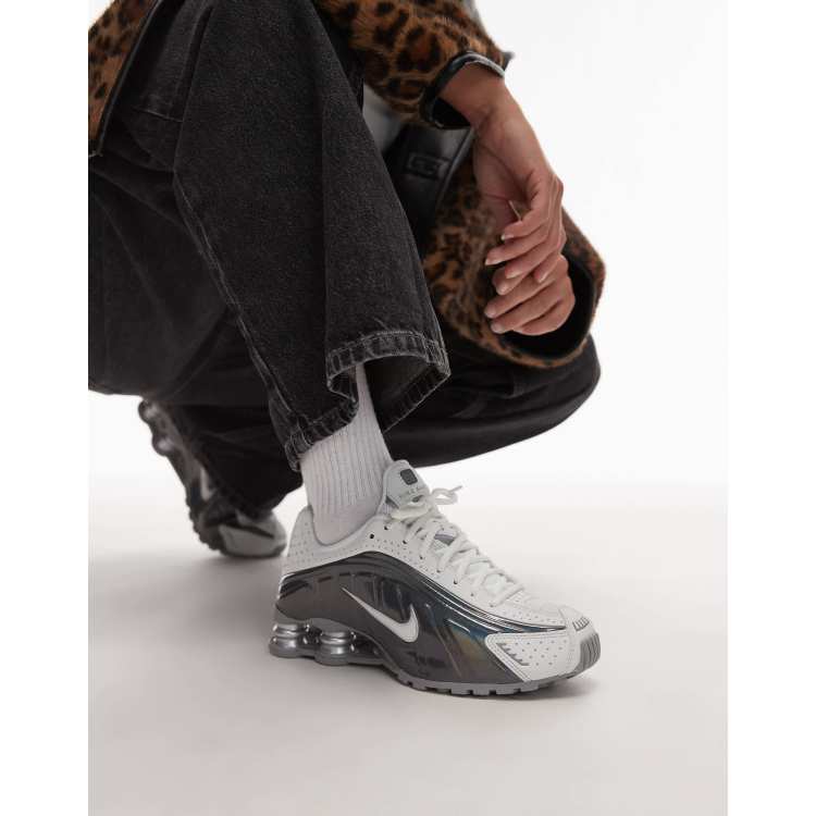 Nike Shox R4 unisex trainers in white and metallic purple | ASOS
