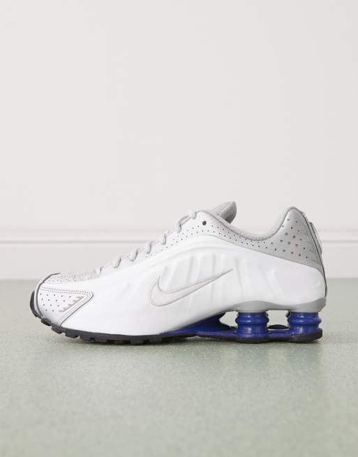 Nike Shox R4 unisex trainers in white, 2 of 5