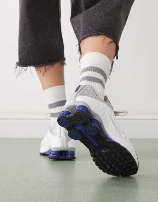 Nike Shox R4 unisex trainers in white, 4 of 5