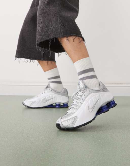 Nike Shox R4 unisex trainers in white, 5 of 5