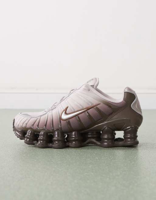 Nike - Shox TL - Baskets unisexe - Marron et argenté | ASOS