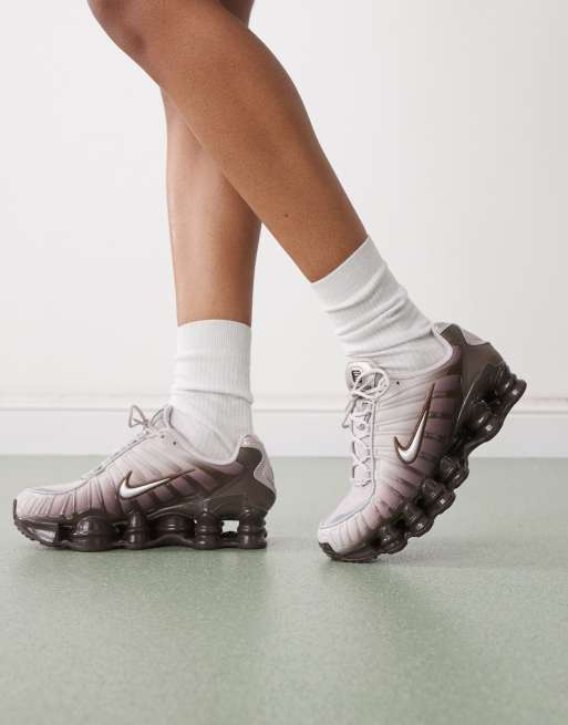 Nike – Shox TL – Bruna och silverfärgade träningsskor i unisex-modell, 5 av 5