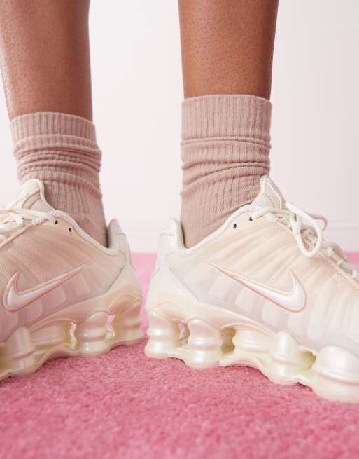 Nike – Shox TL – Buty sportowe w kolorze złamanej bieli z perłowym wykończeniem, 3 z 5