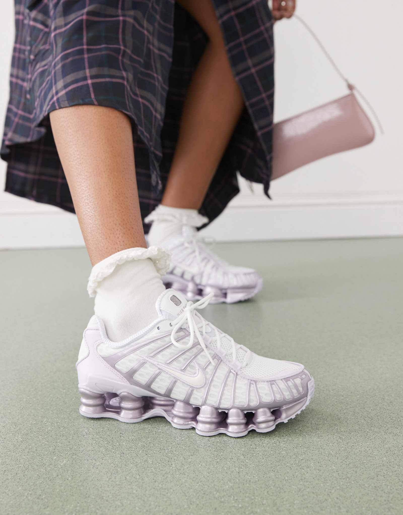 Кроссовки Nike Shox TL белого и фиолетового цветов