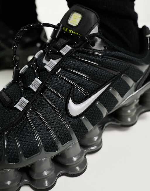 Nike shox nere clearance oro