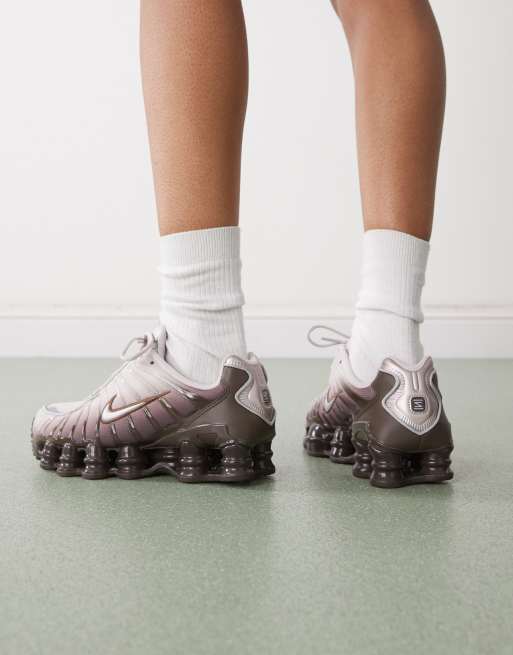 Nike - Shox TL - Uniseks sneakers in bruin en zilver, 4 van 5