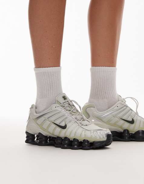 Nike Shox TL unisex trainers in green and black - view 1