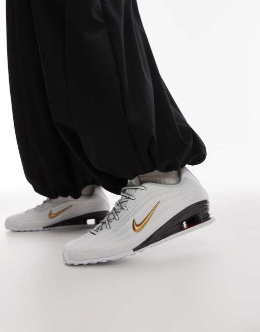 Nike - Shox X - Sneakers i hvid/guldfarve, 3 af 5