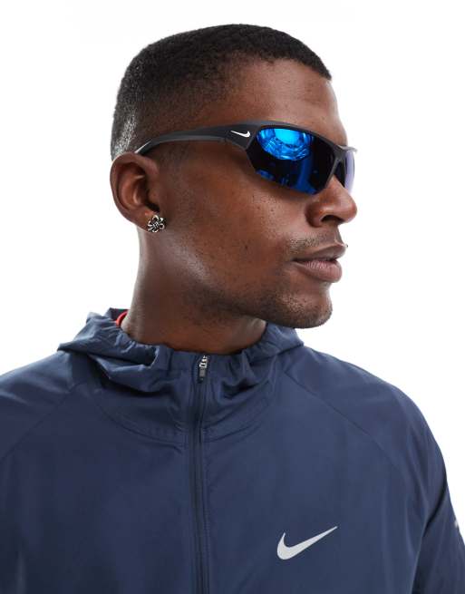 Nike - Skylon Ace - Hardloopzonnebril in matzwart en grijsblauwe spiegelgalzen, 2 van 3