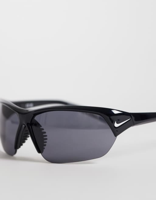 Nike – Skylon Ace – Sonnenbrille in Schwarz, 2 von 3