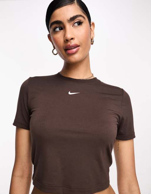 Nike Smal cropped Tshirt met mini swoosh in barok bruin ASOS