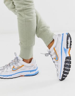 Nike - Sneakers in wit en metallic blauw P-6000