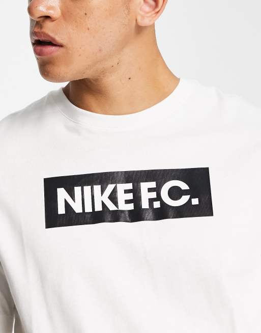 Voorloper Doordringen Verduisteren Nike Soccer F.C. logo T-shirt in white | ASOS