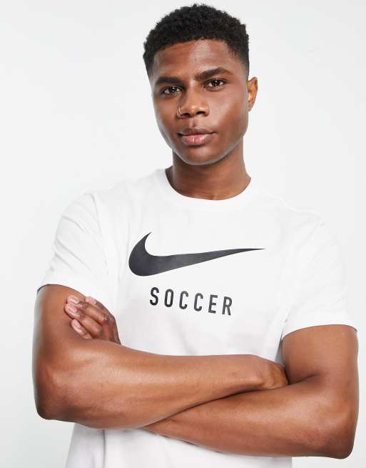 Indringing Wonder Tekstschrijver Nike Soccer swoosh T-shirt in white | ASOS